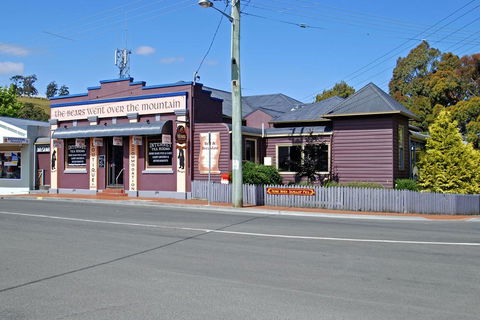 The Bears Went Over The Mountain - Southport Accommodation 0