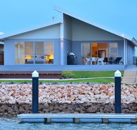The Carnarvon Luxury Canal Home - Southport Accommodation