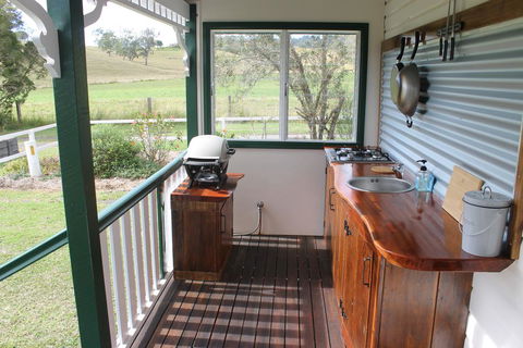 The Dollhouse Cottage - Southport Accommodation 3