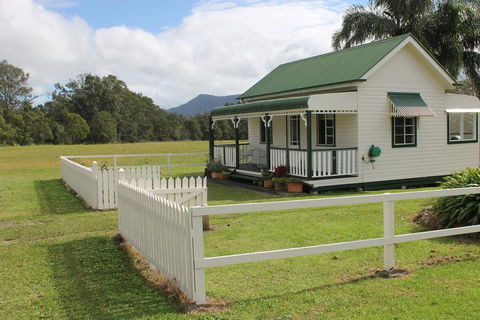 The Dollhouse Cottage - Southport Accommodation 2