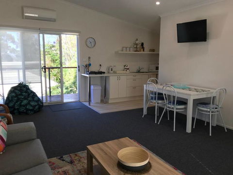 The Lake Guesthouse - Southport Accommodation 2