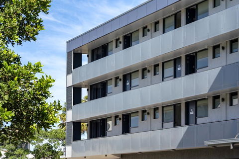 The Mid Pacific - Southport Accommodation 1