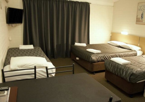 The Plains Motor Inn - Accommodation Southport 2