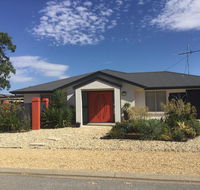 The Red Door - Southport Accommodation