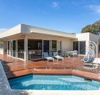 The Sanctuary Stunning. Hot tub spa  Linen - Southport Accommodation