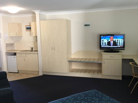 Tuckerbox Motor Inn - Accommodation Southport 2
