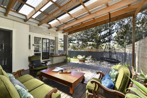 UMINA BEACH KOKOMO- Walk To The Beach, FAMILY And PET FRIENDLY Set Of 3 Vintage Original Holiday Flats & Vintage Caravan And Bat - Southport Accommodation 2