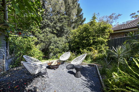 UMINA BEACH KOKOMO- Walk To The Beach, FAMILY And PET FRIENDLY Set Of 3 Vintage Original Holiday Flats & Vintage Caravan And Bat - Southport Accommodation 3