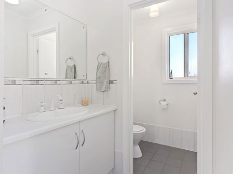 VALLEY VIEWS - 10 Valley Heights Drive - Southport Accommodation 1
