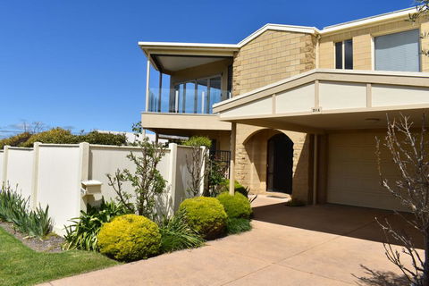 VIEWS FOREVER - INVERLOCH - Southport Accommodation 0