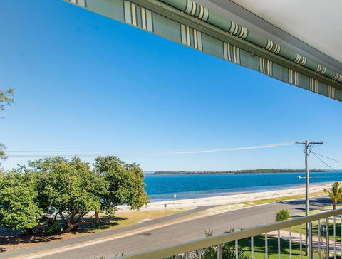 VIEWS VIEWS VIEWS! Front Top Floor Waterfront Unit - Chnook Apartments South Esp, Bongaree - Southport Accommodation 0