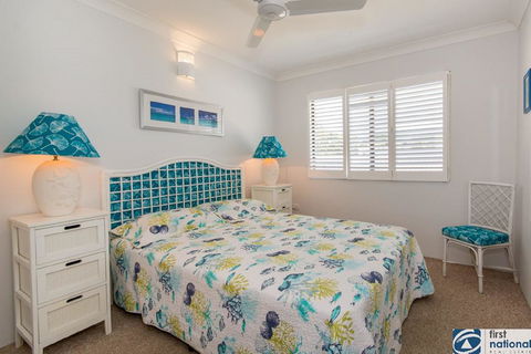 VIEWS VIEWS VIEWS! Front Top Floor Waterfront Unit - Chnook Apartments South Esp, Bongaree - Southport Accommodation 2