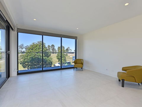 Villa Sorrento Waterside At Trinity Point - Southport Accommodation 3