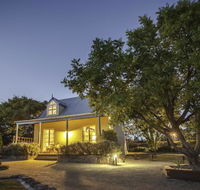 Vineyard Cottages - Southport Accommodation