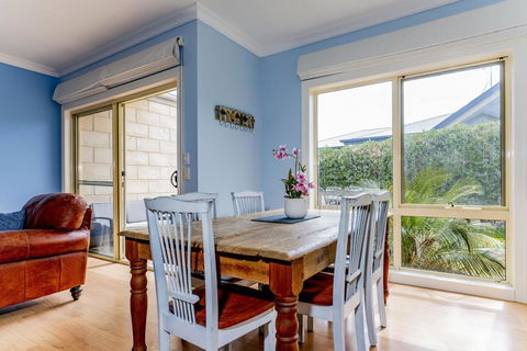 WALKIN ON SUNSHINE - STROLL TO BEACH BREAK - Southport Accommodation 1
