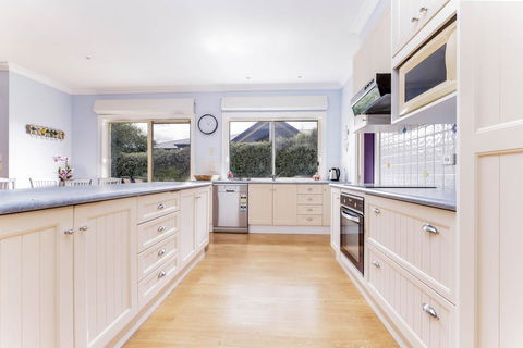 WALKIN ON SUNSHINE - STROLL TO BEACH BREAK - Southport Accommodation 2