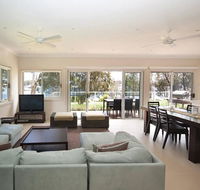 Wangi Lakehouse - renovated Lake Macquarie lakefront Location - Southport Accommodation