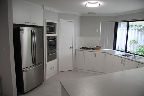 Warnbro Beach Family Accommodation - Southport Accommodation 1