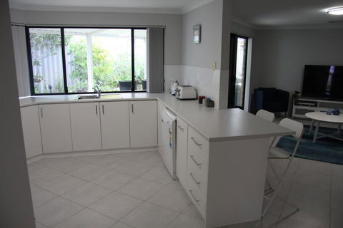 Warnbro Beach Family Accommodation - Southport Accommodation 2
