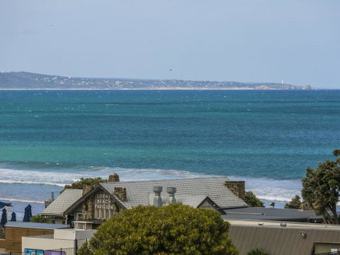 WATERFRONT THREE- In The Heart Of Lorne - Southport Accommodation 3
