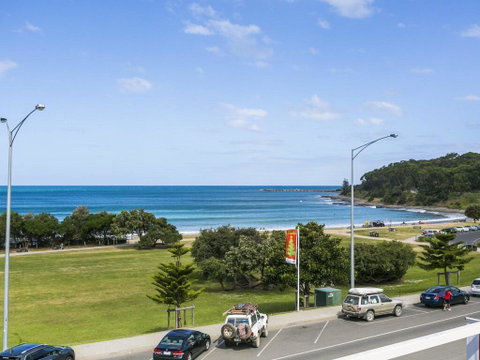 WATERFRONT THREE- In The Heart Of Lorne - Southport Accommodation 2