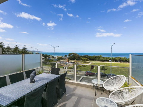 WATERFRONT THREE- In The Heart Of Lorne - Southport Accommodation 0