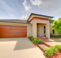 Newington Lakehouse - Southport Accommodation