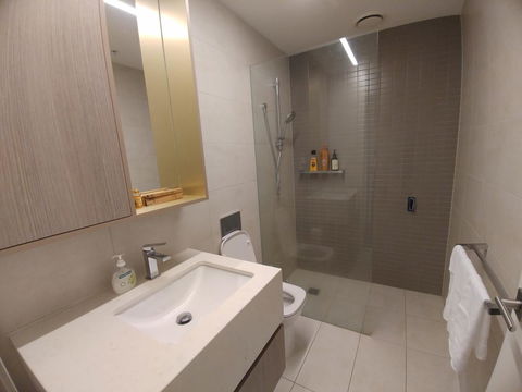 Camberwell Burke Road Apartment - Southport Accommodation 9