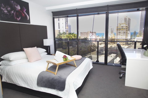 Circle Luxury Holidays - Southport Accommodation 9
