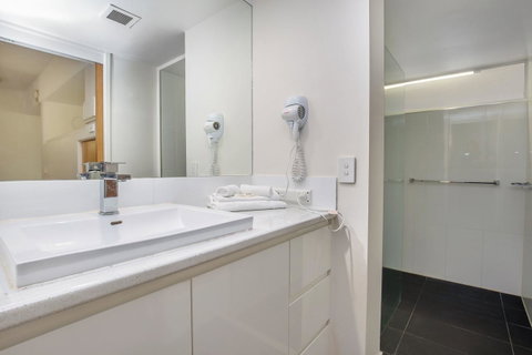 Tiki Hotel Apartments Surfers Paradise - Accommodation Southport 5