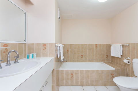 Capricornia Apartments - Southport Accommodation 10