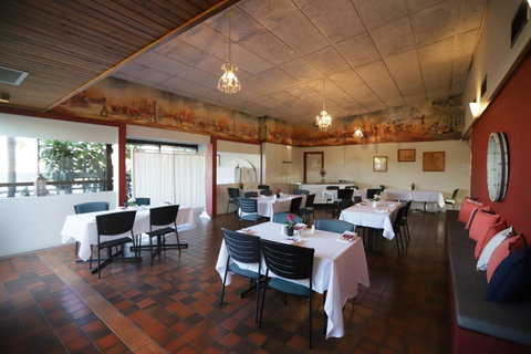 Emerald Central Hotel Official - Southport Accommodation 11