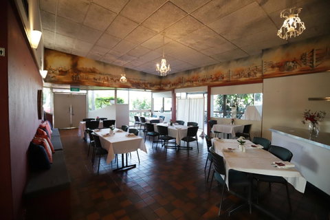 Emerald Central Hotel Official - Southport Accommodation 31