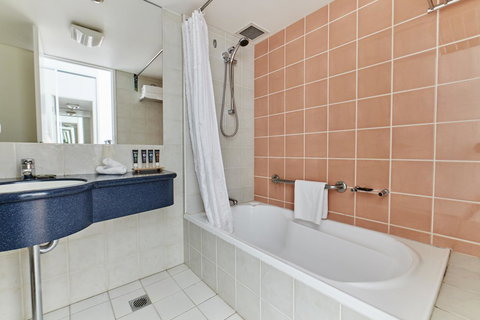 Novotel Cairns Oasis Resort - Accommodation Southport 2