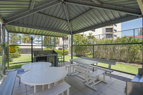 Burleigh Esplanade Apartments - Southport Accommodation 24