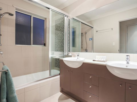 Hamilton Executive - Southport Accommodation 10
