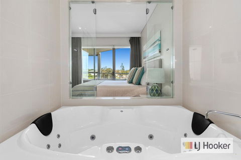 WAVE CULTURE 1204 - BEACH BLISS - Southport Accommodation 3