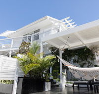 White Beach Cottage - Southport Accommodation