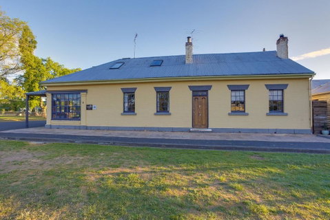 Whites Corner - Southport Accommodation 0