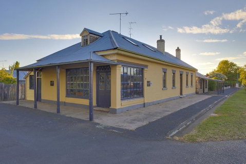 Whites Corner - Southport Accommodation 3