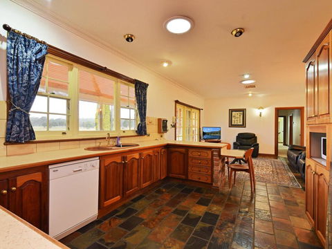 Wine Country Homestead 4-6br House - Southport Accommodation 2