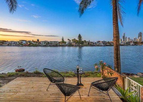 \'Sunset Stunner\' Palm Springs-Inspired River Oasis - Southport Accommodation 0