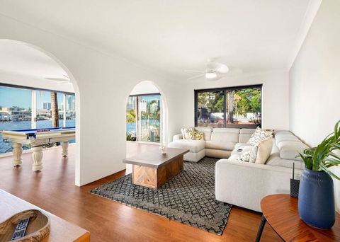\'Sunset Stunner\' Palm Springs-Inspired River Oasis - Southport Accommodation 1