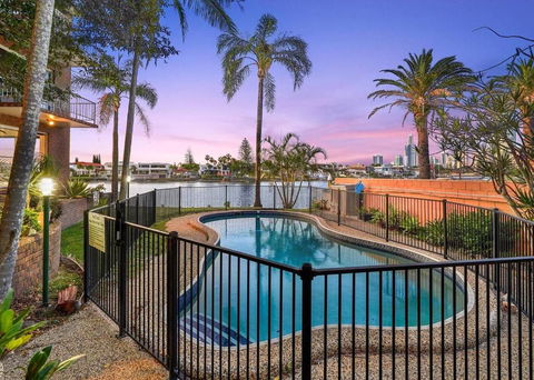 \'Sunset Stunner\' Palm Springs-Inspired River Oasis - Southport Accommodation 2