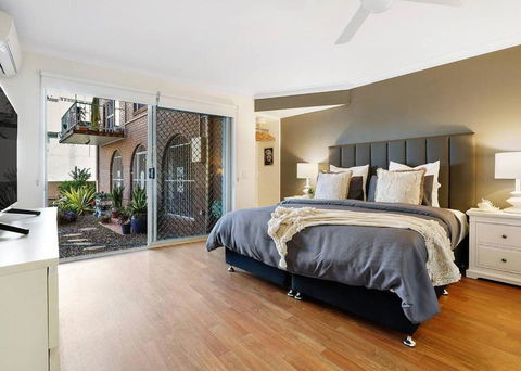 \'Sunset Stunner\' Palm Springs-Inspired River Oasis - Southport Accommodation 4