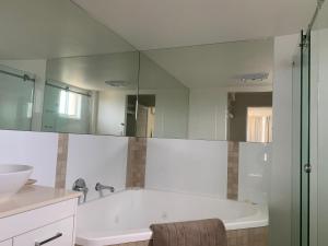 Breathtaking Views Over Currimundi Lake! - Southport Accommodation 4