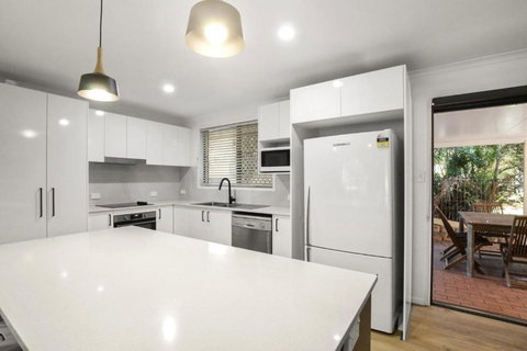 Coongarra Esplanade 41 Lakeshores - Accommodation Southport 0