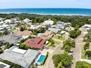 Relax At Bokarina Beach House Walk To Beach Relax By The Pool - Southport Accommodation 4