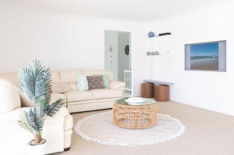 Relax At Bokarina Beach House Walk To Beach Relax By The Pool - Southport Accommodation 1