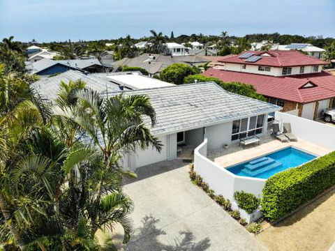 Relax At Bokarina Beach House Walk To Beach Relax By The Pool - Southport Accommodation 2